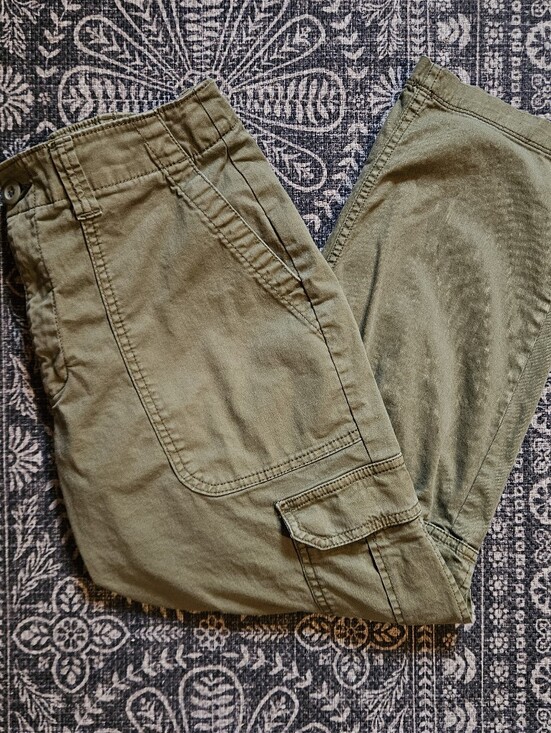 Old Navy Pants - Old Navy Olive Green Cargo Crop Pants
